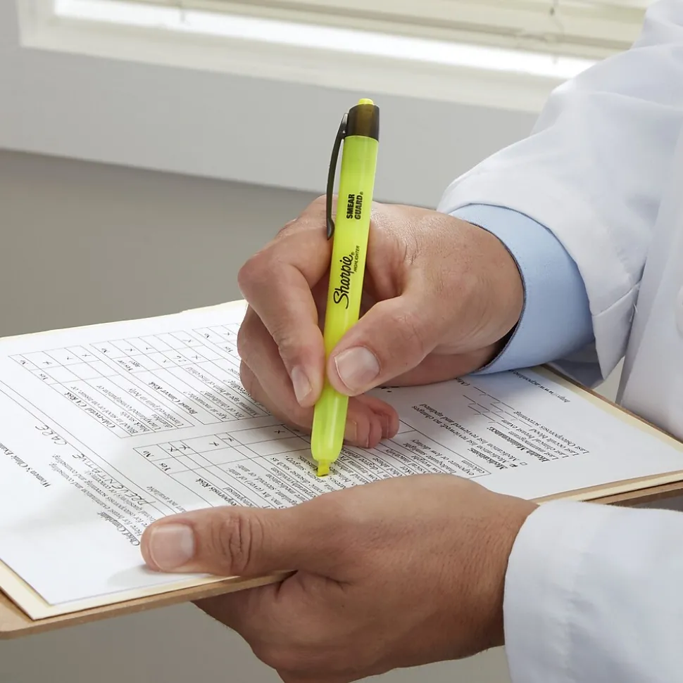 Sharpie Retractable Highlighter, Chisel Tip, Yellow, Dozen (28025)